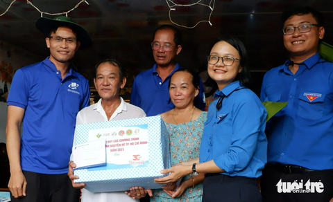 Ngày cao điểm chiến sĩ tình nguyện chung tay xây dựng nông thôn mới - Ảnh 3. Phó bí thư Thành Đoàn TP.HCM Trần Thu Hà (thứ hai, từ phải qua) tặng quà gia đình nuôi chiến sĩ tình nguyện tại mặt trận xã đảo Thạnh An (huyện Cần Giờ) - Ảnh: K.ANH