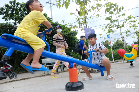 Ngày cao điểm chiến sĩ tình nguyện chung tay xây dựng nông thôn mới - Ảnh 4. Các bé thiếu nhi vui chơi tại sân chơi được chiến sĩ tình nguyện làm tặng ở xã Đông Thạnh (huyện Hóc Môn) - Ảnh: VŨ THỦY