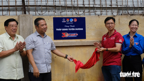 Ngày cao điểm chiến sĩ tình nguyện chung tay xây dựng nông thôn mới - Ảnh 5. Bí thư Thành Đoàn TP.HCM Phan Thị Thanh Phương (bìa phải) dự khánh thành công trình thắp sáng tuyến đường bằng đèn dùng năng lượng mặt trời tại xã Thới Tam Thôn (huyện Hóc Môn) - Ảnh: VŨ THỦY