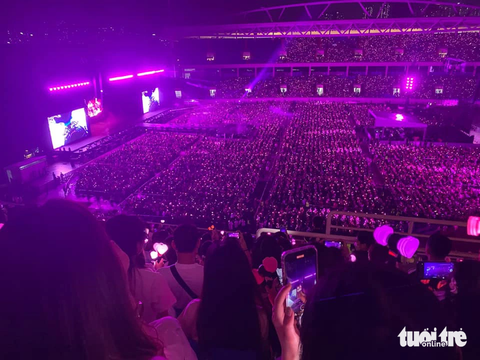 Người hâm mộ tạo biển sóng hồng từ Lightstick để cổ vũ thần tượng - Ảnh: LAM GIANG Người hâm mộ tạo biển sóng hồng từ lightstick để cổ vũ thần tượng BlackPink - Ảnh: LAM GIANG