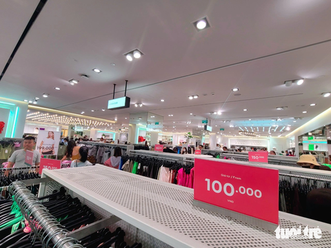 Hàng hiệu giảm giá rẻ như đồ chợ - Ảnh 2. Thương hiệu H&M tung chương trình giảm giá sâu chỉ từ 100.000 đồng/chiếc - Ảnh: NHẬT XUÂN
