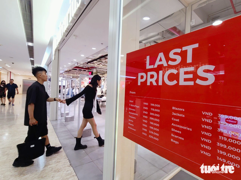 Hàng hiệu giảm giá rẻ như đồ chợ - Ảnh 4. Không treo biển giảm 20% hay 50%, thương hiệu Stradivarius treo hẳn khung giá với sản phẩm rẻ nhất chỉ từ 119.000 đồng hút khách ghé xem - Ảnh: NHẬT XUÂN