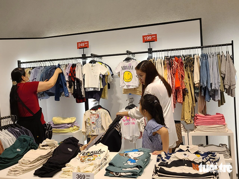 Hàng hiệu giảm giá rẻ như đồ chợ - Ảnh 6. Nhiều thương hiệu đồ trẻ em cũng có mức giảm giá sâu dịp này