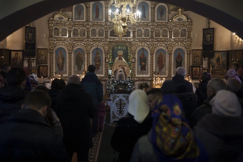 Cuộc chiến văn hóa Ukraine - Nga “nóng” hơn bao giờ hết - Ảnh 3. Tổng thống Ukraine cũng vừa ký sắc lệnh dời ngày Giáng sinh từ 7-1 sang 25-12 như một cách cắt đứt ảnh hưởng văn hóa, tôn giáo với Nga - Ảnh: AP