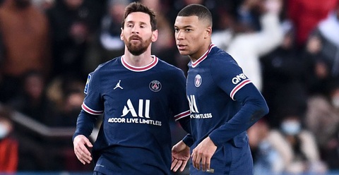 Chậm thêm 24 giờ, PSG sẽ mất 60 triệu euro vì Mbappe - Ảnh 3. Messi (trái) cũng từng nhận phí trung thành ngay trước khi rời đội bóng - Ảnh: REUTERS
