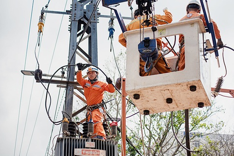 EVN cho rằng cần phải tiếp tục tăng giá điện để giải quyết tình trạng thua lỗ - Ảnh: N.KH. Điều chỉnh giá điện phản ánh đúng chi phí đầu vào - Ảnh: Q.ĐỊNH