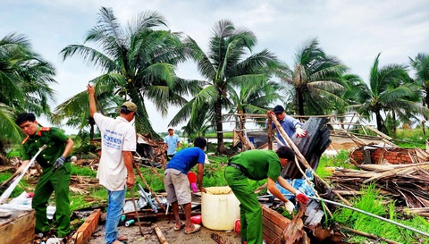 Trong đêm, hơn 100 căn nhà bị sập và tốc mái tại Cà Mau - Ảnh 1. Công an và đoàn viên đã đến hiện trường ở huyện U Minh hỗ trợ người dân khắc phục hậu quả - Ảnh: THANH HUYỀN