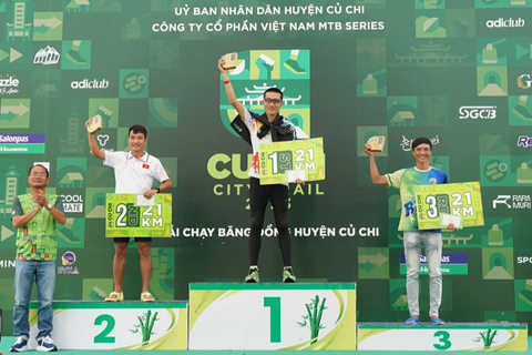 Nhà vô địch SEA Games lạc đường ở Củ Chi City Trail - Ảnh 4. Hoàng Nguyên Thanh (thứ hai từ trái sang) hạng nhì cự ly 21km - Ảnh: T.H.