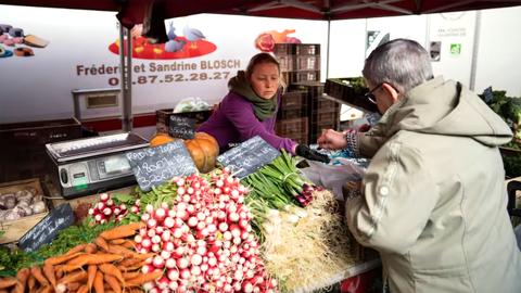 Giới chuyên gia lạc quan eurozone thoát suy thoái nhờ trưởng kinh tế vững chắc ở Pháp và Tây Ban Nha - Ảnh: BLOOMBERG Giới chuyên gia lạc quan eurozone thoát suy thoái nhờ tăng trưởng kinh tế vững chắc ở Pháp và Tây Ban Nha - Ảnh: BLOOMBERG