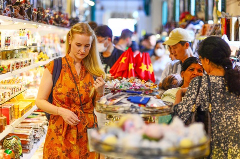Du khách nước ngoài chọn mua đồ lưu niệm tại Bưu điện TP.HCM - Ảnh: Q.Đ. Du khách nước ngoài chọn mua đồ lưu niệm tại Bưu điện TP.HCM - Ảnh: Q.Đ.