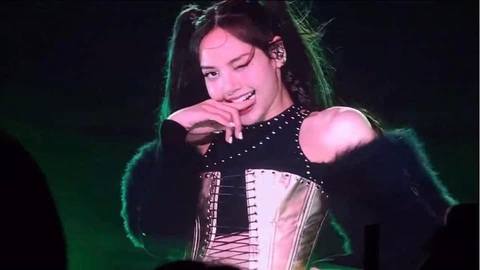 Lisa và Jisoo (BlackPink) diện đồ thương hiệu Việt trong đêm nhạc đầu tiên tại Hà Nội - Ảnh 3. Lisa cực cuốn hút với thiết kế corset kết hợp cùng đai nịt - Ảnh chụp màn hình