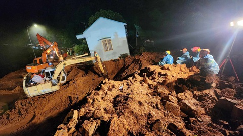 Tiếp tục mở rộng tìm kiếm cứu hộ ở khu vực sạt lở đèo Bảo Lộc - Ảnh 6. Lực lượng chức năng tích cực tìm kiếm tại hiện trường- Ảnh: MAI VINH