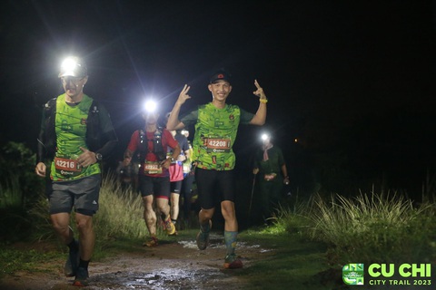 Nhà vô địch SEA Games lạc đường ở Củ Chi City Trail - Ảnh 2. Các vận động viên tham dự Giải chạy băng đồng - Củ Chi City Trail 2023 sôi nổi - Ảnh: T.H.