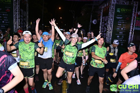 Nhà vô địch SEA Games lạc đường ở Củ Chi City Trail - Ảnh 1. Các vận động viên xuất phát Giải chạy băng đồng - Củ Chi City Trail 2023 trong đêm - Ảnh: T.H.