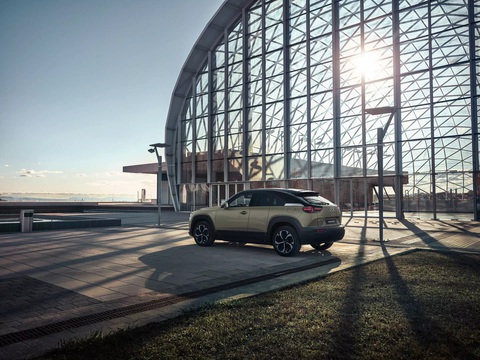 Xe điện Mazda đầu tiên biến mất chỉ sau một thời gian ngắn có mặt trên thị trường - Ảnh 3. Sai lầm khó tha thứ của Mazda là xem nhẹ tầm vận hành. Điều này khiến mẫu xe điện đầu tiên của họ rơi vào tình cảnh không thể cứu vãn tại Bắc Mỹ - Ảnh: Mazda