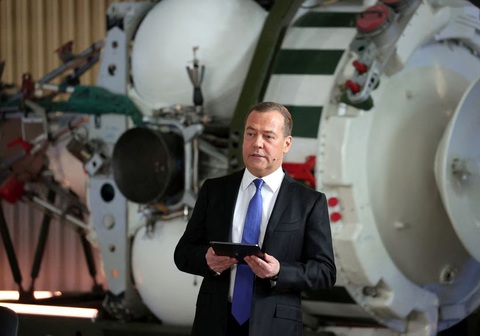 Ông Medvedev tuyên bố Nga xài vũ khí hạt nhân nếu Kiev liên tục phản công - Ảnh 1. Ông Medvedev cho biết Nga buộc phải sử dụng vũ khí hạt nhân nếu Ukraine "phản đòn" thành công - Ảnh: REUTERS