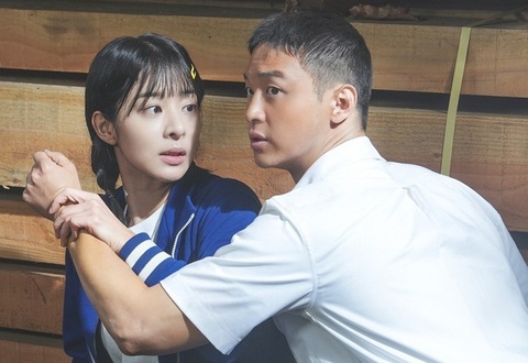 Jang Dong Yoon - Diễn viên tài năng vào showbiz từ lần bắt cướp - Ảnh 4. Jang Dong Yoon khoe giọng hát trong nhạc phim Oasis - Ảnh: Soompi