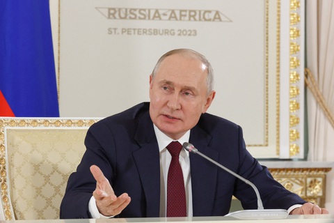 Ông Putin trong cuộc họp báo ở St. Petersburg, Nga, ngày 29-7 - Ảnh: REUTERS Ông Putin trong cuộc họp báo ở St. Petersburg, Nga, ngày 29-7 - Ảnh: REUTERS