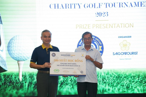 Giải golf truyền thống Saigontourist quyên góp 500 suất học bổng đặc biệt - Ảnh 1. Ông Võ Anh Tài - phó tổng giám đốc Saigontourist Group (trái) - trao bảng tượng trưng 500 suất học bổng cho ông Nguyễn Văn Rảnh - phó chủ tịch Hội Bảo trợ bệnh nhân nghèo TP.HCM - Ảnh: BTC