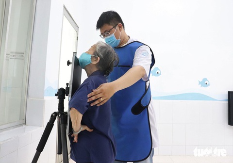 Tin tức sáng 31-7: Việt Nam có số người mắc bệnh lao 'top' 30 thế giới; Giá gạo nhấp nhổm tăng - Ảnh 1. Người dân TP.HCM được chụp X-quang miễn phí để tầm soát bệnh lao - Ảnh: X.MAI