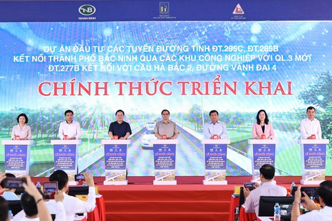 Thủ tướng dự lễ khởi công tuyến đường kết nối với vành đai 4 - Ảnh 1. Thủ tướng Phạm Minh Chính cùng các đại biểu bấm nút khởi công dự án - Ảnh: Báo Chính Phủ