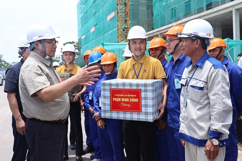 Thủ tướng: Lấy Bắc Ninh làm mẫu về phát triển nhà ở xã hội - Ảnh 1. Thủ tướng tặng quà công nhân đang thi công dự án nhà ở xã hội tại Bắc Ninh - Ảnh: Báo Chính Phủ