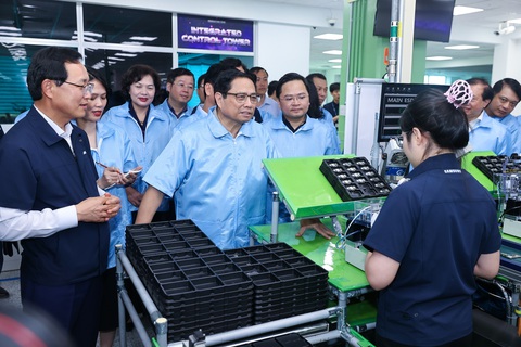 BlackPink đến Hà Nội, Thủ tướng muốn Hàn Quốc hỗ trợ công nghiệp giải trí - Ảnh 1. Thủ tướng Phạm Minh Chính tham quan dây chuyền sản xuất thiết bị điện tử của Samsung, trao đổi với các nhân viên về tình hình sản xuất - Ảnh: Báo Chính phủ