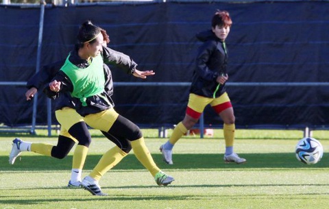 Tuyển nữ Việt Nam đi chuyên cơ đến địa điểm đá trận cuối gặp Hà Lan ở World Cup 2023 - Ảnh 2. Tiền đạo Thúy Hằng tích cực tập luyện - Ảnh: VFF