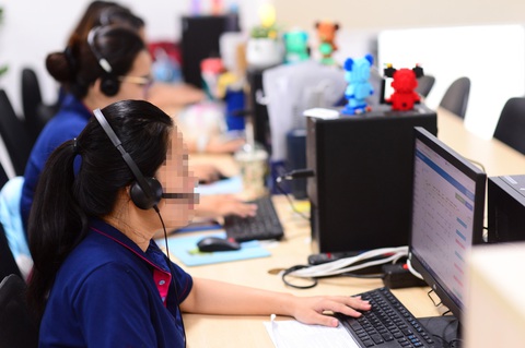 Tại trụ sở một tổng đài chuyên tư vấn, giải đáp thông tin cho khách hàng của một doanh nghiệp - Ảnh: Q.Đ. Tại trụ sở một tổng đài chuyên tư vấn, giải đáp thông tin cho khách hàng của một doanh nghiệp - Ảnh: Q.Đ.