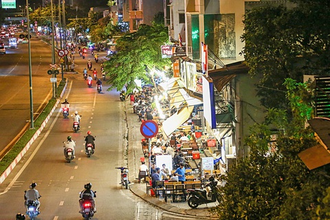 Vỉa hè trên đường Phạm Văn Đồng bị lấn chiếm làm quán nhậu, sạp hàng buôn bán - Ảnh: PHƯƠNG QUYÊN Vỉa hè trên đường Phạm Văn Đồng bị lấn chiếm làm quán nhậu, sạp hàng buôn bán - Ảnh: PHƯƠNG QUYÊN