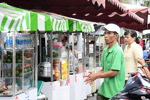 Vỉa hè trên đường Nguyễn Văn Chiêm (quận 1, TP.HCM) cho thuê kinh doanh mua bán được người dân ủng hộ - Ảnh: MINH ANH Vỉa hè trên đường Nguyễn Văn Chiêm (quận 1, TP.HCM) cho thuê kinh doanh mua bán được người dân ủng hộ - Ảnh: MINH ANH