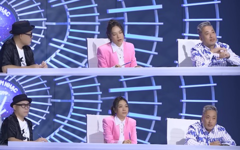 Thí sinh quên lời nhận vé vàng từ Nguyễn Quang Dũng tại Vietnam Idol 2023 - Ảnh 4. Bộ ba ban giám khảo Vietnam Idol trong tập 4: Huy Tuấn, Mỹ Tâm, Nguyễn Quang Dũng - Ảnh chụp màn hình