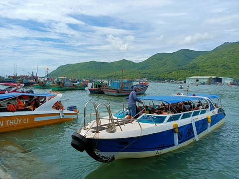Cano và tàu cá tranh nhau neo đậu tại bến tàu Du lịch Nha Trang - Ảnh 1. Tàu du lịch ra vào ngay khu vực tàu cá neo đậu gây khó khăn, mất an toàn - Ảnh: MINH CHIẾN