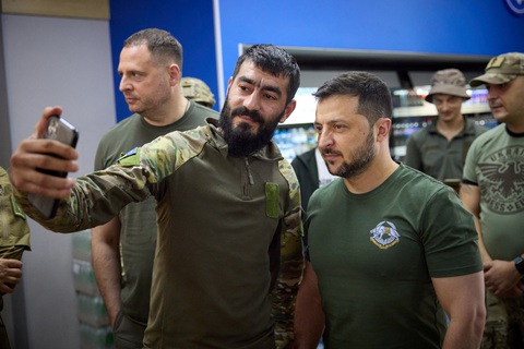 Ông Zelensky chụp hình với quân nhân Ukraine tại một trạm xăng ở vùng Donetsk, ngày 29-7 - Ảnh: REUTERS Ông Zelensky chụp hình với quân nhân Ukraine tại một trạm xăng ở vùng Donetsk, ngày 29-7 - Ảnh: REUTERS