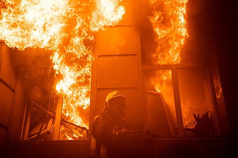 Lính cứu hỏa làm việc sau một vụ không kích gần đây ở Odessa, Ukraine - Ảnh: REUTERS Lính cứu hỏa làm việc sau một vụ không kích gần đây ở Odessa, Ukraine - Ảnh: REUTERS