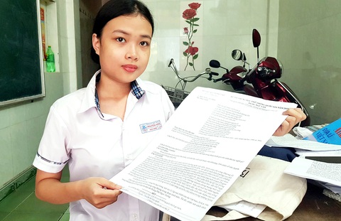 Huỳnh Ngân Giang và bộ đề thi tốt nghiệp THPT trên giấy A3 vào năm 2019 - Ảnh: NHẬT LINH Huỳnh Ngân Giang và bộ đề thi tốt nghiệp THPT trên giấy A3 vào năm 2019 - Ảnh: NHẬT LINH