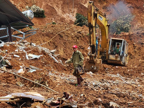 Tìm thấy nạn nhân thứ 4 trong vụ sạt lở đèo Bảo Lộc - Ảnh 3. Hiện trường tìm kiếm thi thể nạn nhân thứ 4 - Ảnh: CHÂU TUẤN