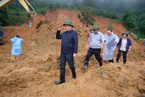 Phó thủ tướng Trần Lưu Quang làm việc với tỉnh Lâm Đồng về phòng chống thiên tai và cứu hộ cứu nạn - Ảnh 5. Phó thủ tướng Trần Lưu Quang cùng lãnh đạo tỉnh Lâm Đồng kiểm tra hiện trường vụ sạt lở - Ảnh: MAI VINH