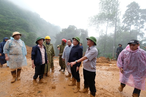 Phó thủ tướng Trần Lưu Quang làm việc với tỉnh Lâm Đồng về phòng chống thiên tai và cứu hộ cứu nạn - Ảnh 4. Phó thủ tướng Trần Lưu Quang trao đổi với lãnh đạo tỉnh Lâm Đồng tại hiện trường vụ sạt lở - Ảnh: MAI VINH