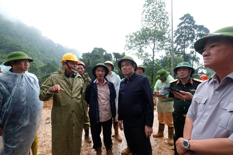 Phó Thủ tướng Trần Lưu Quang có mặt tại điểm sạt lở đèo Bảo Lộc - Ảnh 1. Phó thủ tướng Trần Lưu Quang trực tiếp có mặt tại hiện trường điểm sạt lở đèo Bảo Lộc - Ảnh: MAI VINH