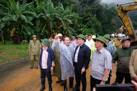 Phó Thủ tướng Trần Lưu Quang có mặt tại điểm sạt lở đèo Bảo Lộc - Ảnh 5. Phó thủ tướng Trần Lưu Quang (áo đen) có mặt tại hiện trường sáng 31-7 - Ảnh: MAI VINH