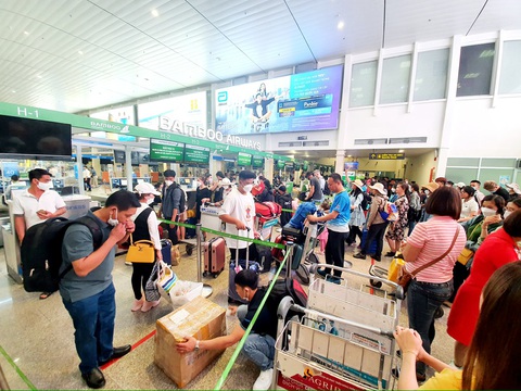 Hành khách làm thủ tục tại quầy check-in Bamboo Airways, hãng bay từng được hầu hết khách hàng đánh giá cao về dịch vụ - Ảnh: C.TRUNG Hành khách làm thủ tục tại quầy check-in Bamboo Airways, hãng bay từng được hầu hết khách hàng đánh giá cao về dịch vụ - Ảnh: C.TRUNG