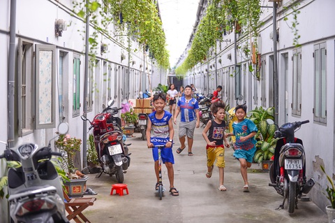 Các em đang chơi đùa trong những ngày hè tại một khu phòng trọ - Ảnh: QUANG ĐỊNH Các em đang chơi đùa trong những ngày hè tại một khu phòng trọ - Ảnh: QUANG ĐỊNH