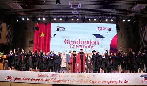 Du học tại chỗ lấy bằng Mỹ: lợi thế cạnh tranh ngay tại Việt Nam - Ảnh 4. Sinh viên Duy Tân học chương trình liên kết với Đại học Troy nhận bằng tốt nghiệp
