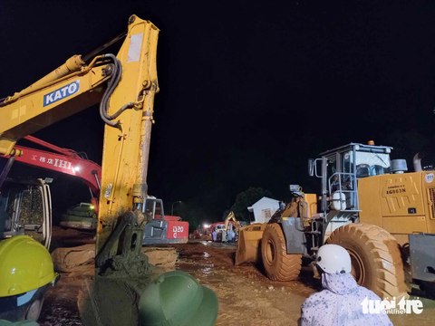 Dầm mưa xuyên đêm tìm kiếm, giải tỏa đất đá vụ sạt lở đèo Bảo Lộc - Ảnh 6. Mưa làm đất thành bùn nhão gây khó khăn cho việc tìm kiếm nạn nhân