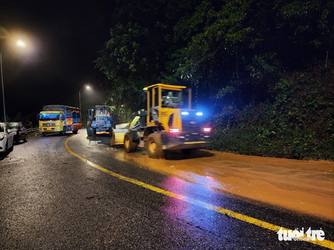 Dầm mưa xuyên đêm tìm kiếm, giải tỏa đất đá vụ sạt lở đèo Bảo Lộc - Ảnh 7. Trời mưa trở lại khiến cơ quan chức năng càng thêm lo lắng