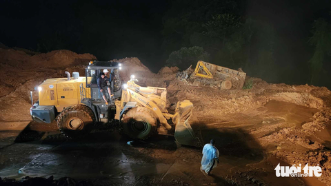 Dầm mưa xuyên đêm tìm kiếm, giải tỏa đất đá vụ sạt lở đèo Bảo Lộc - Ảnh 8. Đến 0h30, nạn nhân cuối cùng vẫn chưa được tìm thấy