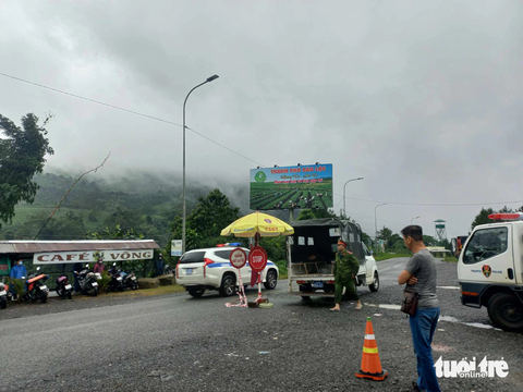 Giám đốc công an Lâm Đồng trực tiếp chỉ đạo từ hiện trường sạt lở Đèo Bảo Lộc - Ảnh 3. Lực lượng chức năng chốt chặn trên đầu đèo Bảo Lộc - Ảnh: ĐỨC TRONG