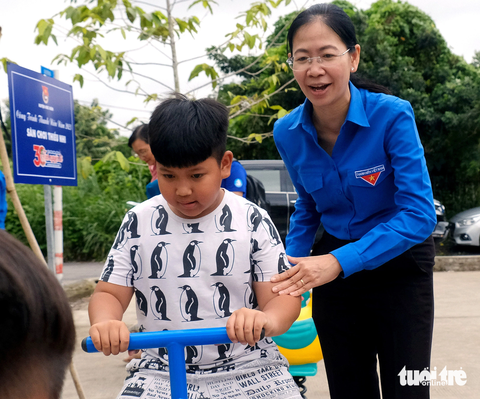 Bí thư Thành Đoàn TP.HCM Phan Thị Thanh Phương chơi cùng thiếu nhi huyện Hóc Môn tại sân chơi được xây tặng ở xã Đông Thạnh - Ảnh: VŨ THỦY Bí thư Thành Đoàn TP.HCM Phan Thị Thanh Phương chơi cùng thiếu nhi huyện Hóc Môn tại sân chơi được xây tặng ở xã Đông Thạnh - Ảnh: VŨ THỦY