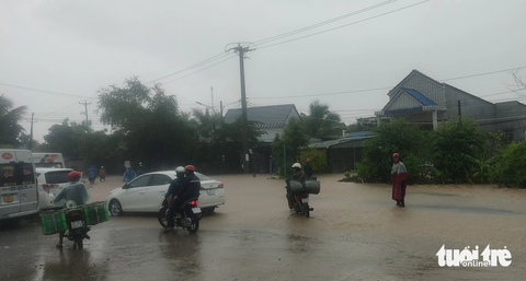 Mưa làm sập nhà, thiệt hại hàng ngàn lúa, hoa màu của nông dân - Ảnh 1. Tuyến đường 948, đoạn xã An Hảo, thị xã Tịnh Biên, An Giang bị ngập nặng vào trưa 30-7 - Ảnh: MINH KHANG